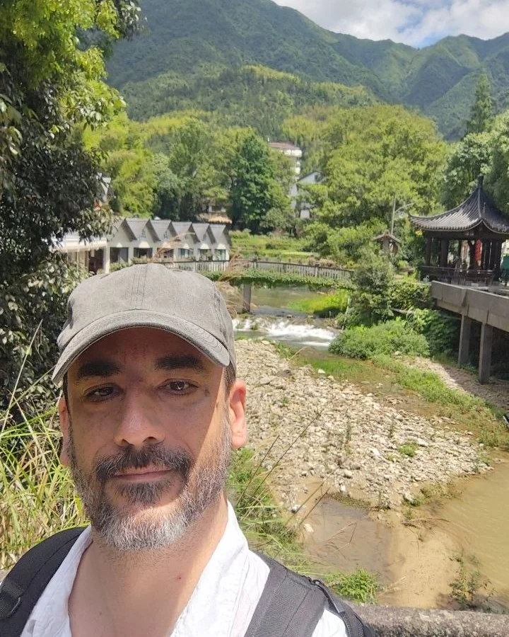 Víctor Hernández Escribano en un paisaje de montaña en China